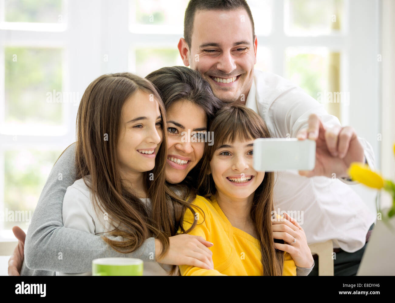Famille heureuse avec de petites filles faire self portrait with smart phone Banque D'Images