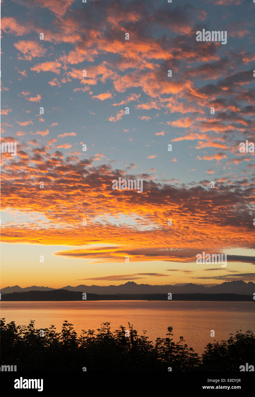 Coucher du soleil spectaculaire sur le Puget Sound et les montagnes olympiques, Seattle, Washington, Octobre 2014 Banque D'Images