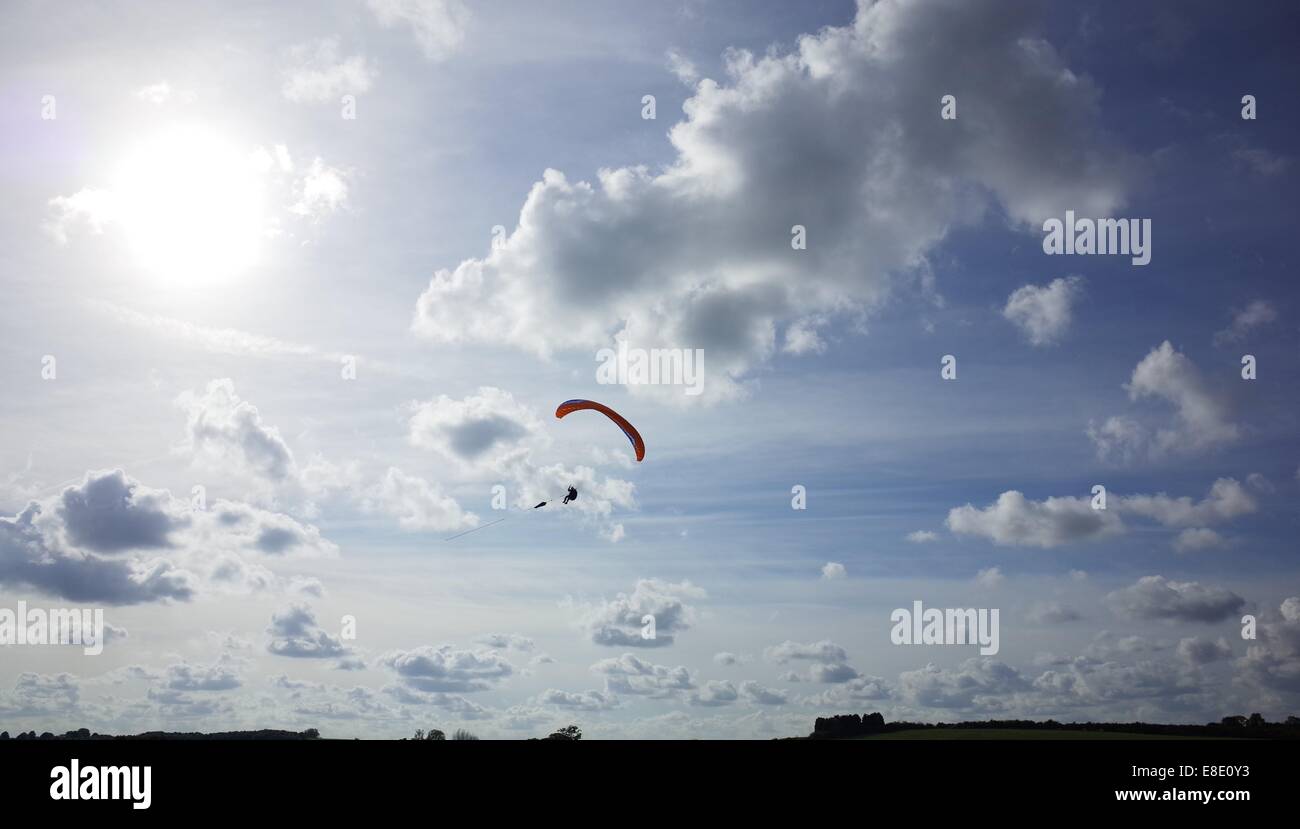 Dans le planeur para ciel bleu ensoleillé au cours de campagne de l'Oxfordshire. Banque D'Images