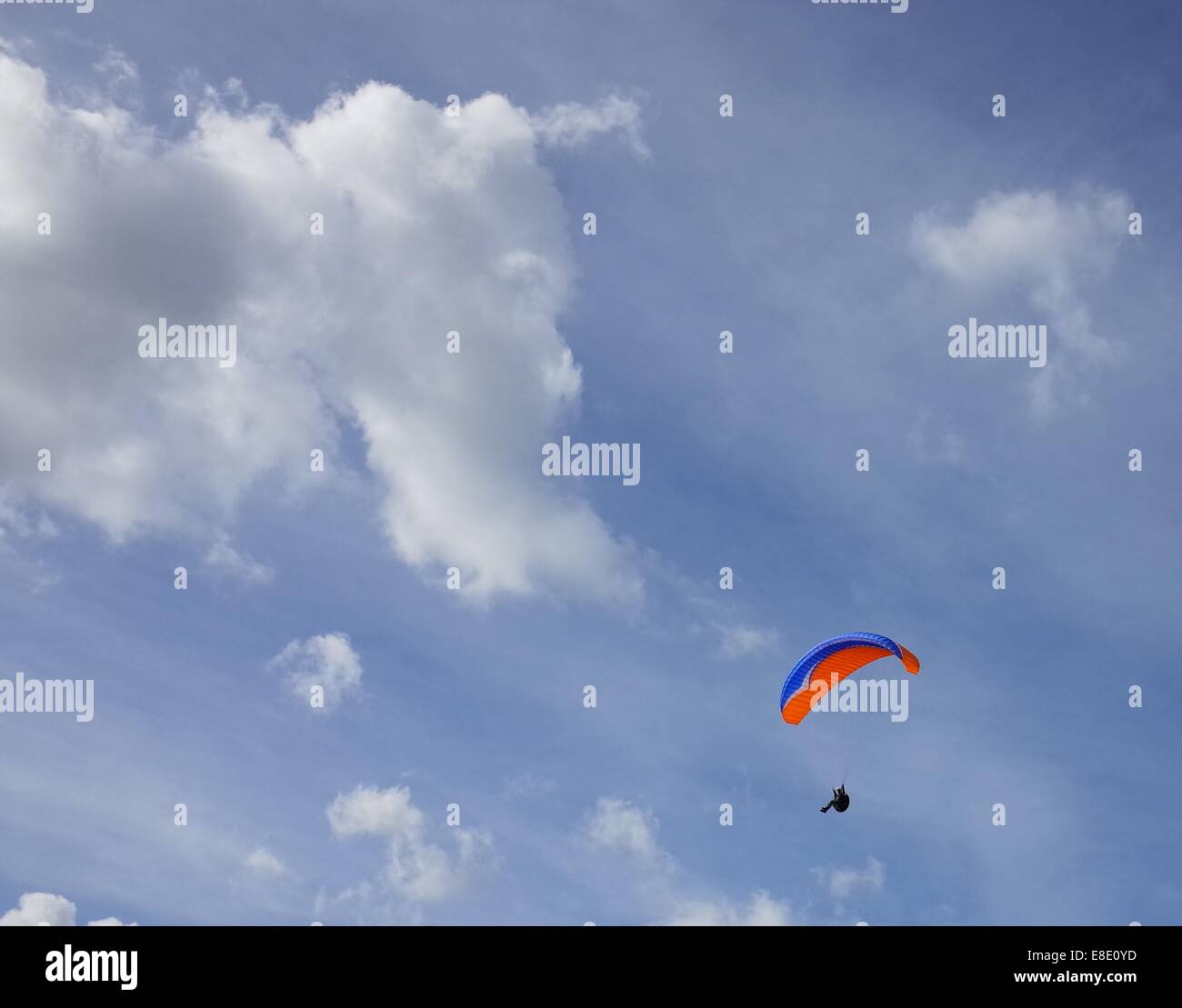 Dans le planeur para ciel bleu ensoleillé au cours de campagne de l'Oxfordshire. Banque D'Images