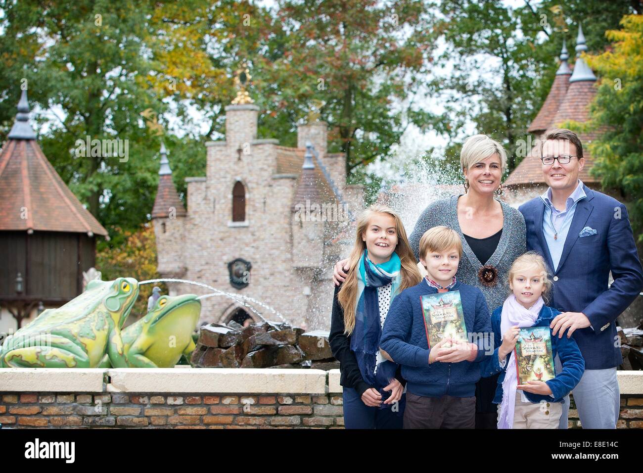 Kaatsheuvel, aux Pays-Bas. 5Th Oct, 2014.Prince néerlandais Constantijn, la Princesse Laurentien, comtesse Eloise, comte Claus-Casimir et la Comtesse Leonore visitez le parc à thème "De Efteling" après la présentation du nouveau livre de fairy tail de la Princesse Laurentien "De Sprookjessprokkelaar" à Kaatsheuvel, Pays-Bas, 5 octobre 2014. Fairy Tail le livre écrit par la Princesse Laurentien et Paul van Loon est une coopération entre parc à thème "De Efteling" et "fondation Lezen en Schrijven" (lecture et écriture). © AFP PHOTO alliance/Alamy Live News Banque D'Images