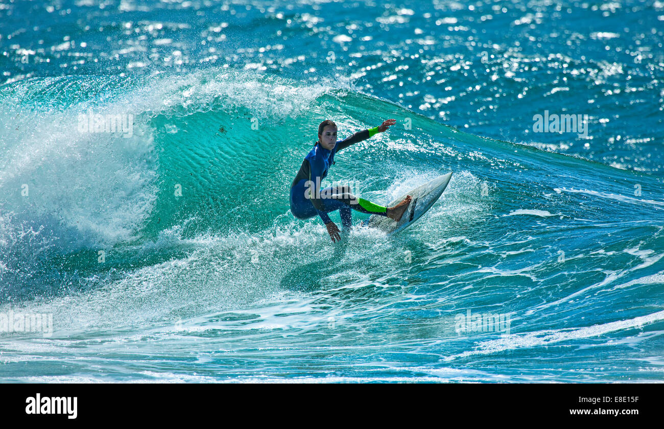 Manèges d'un surfer une vague au Portugal Banque D'Images