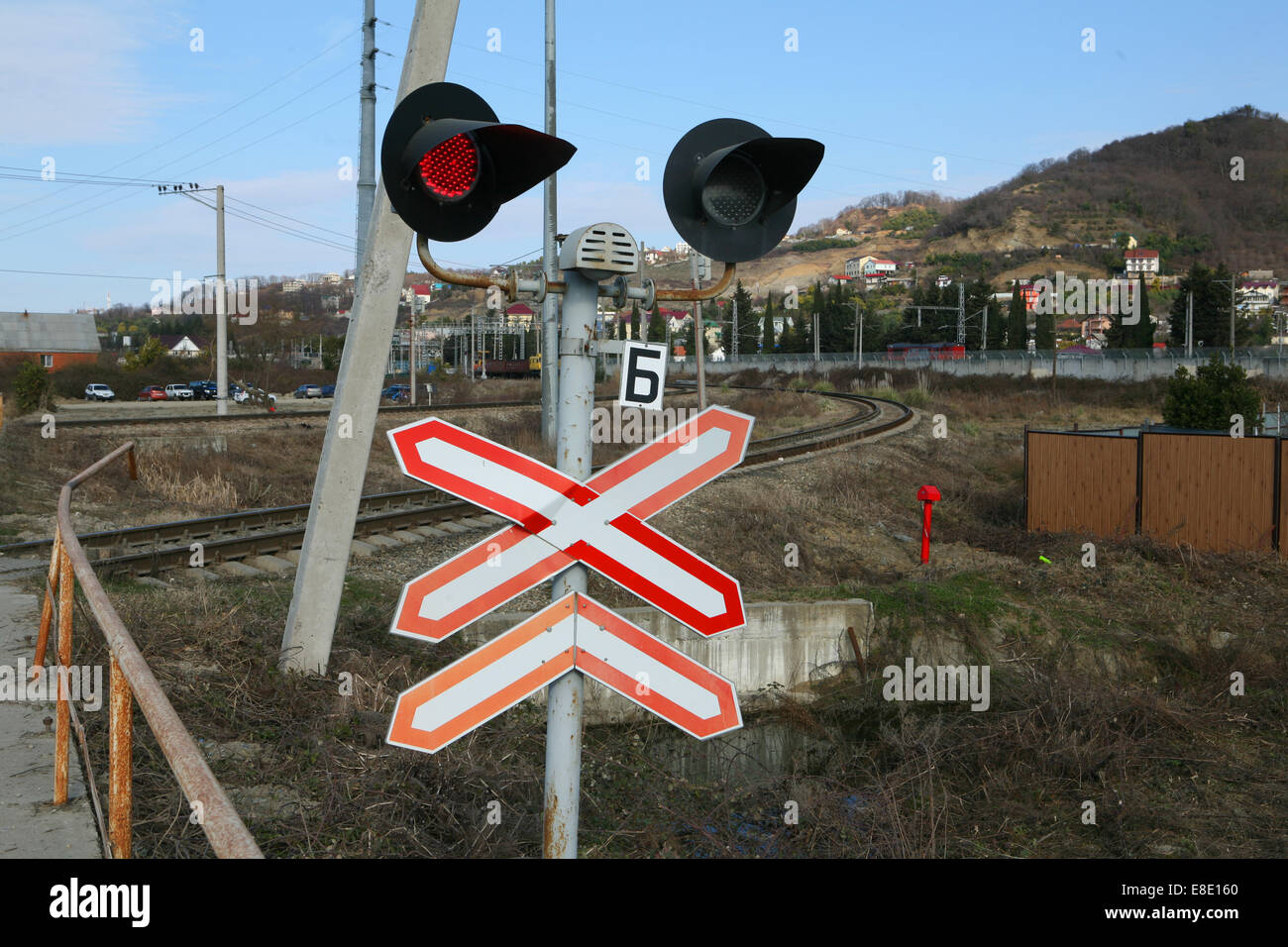 Panneau d'avertissement ferroviaire russe avec les feux rouges Banque D'Images