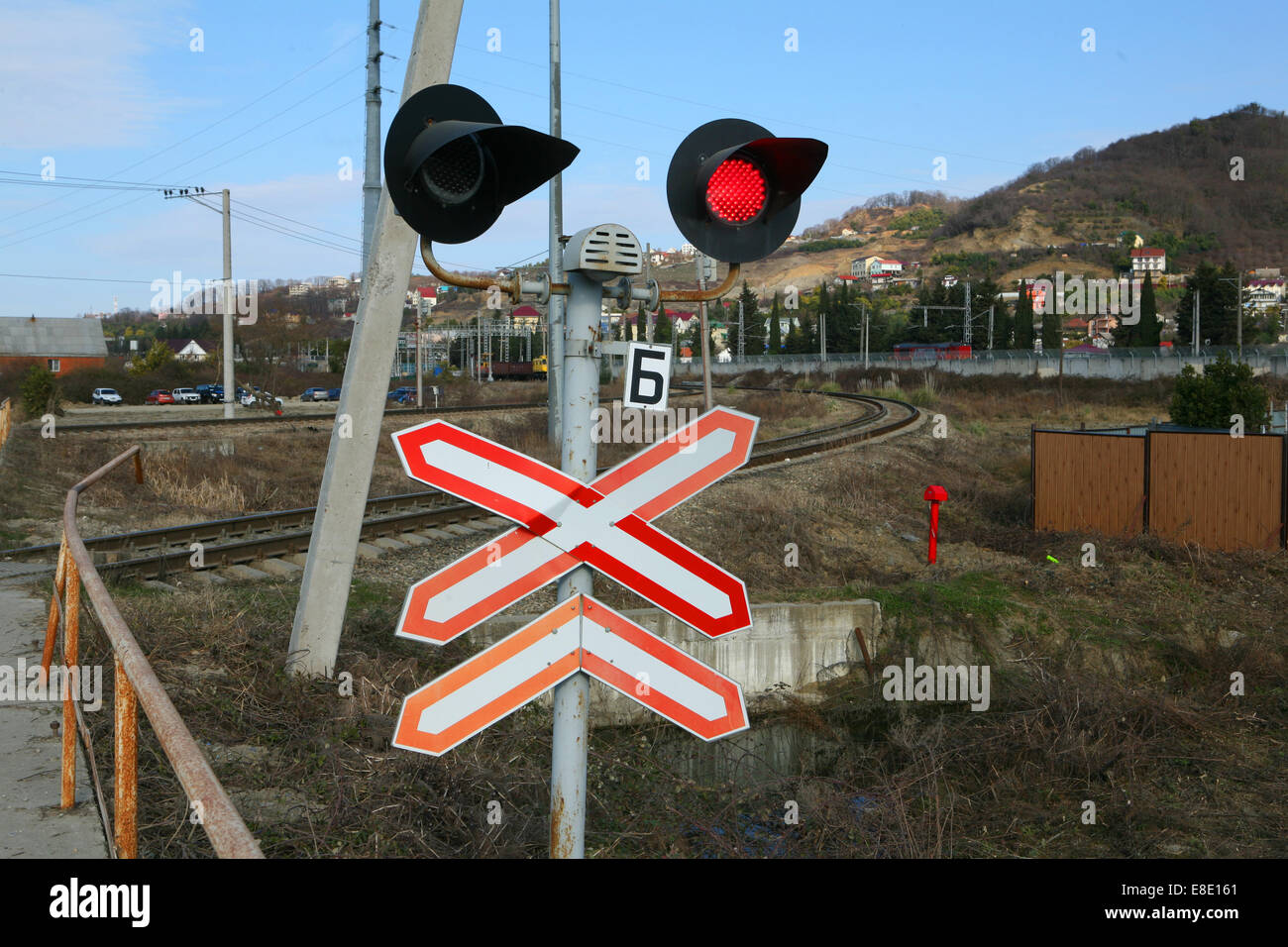 Panneau d'avertissement ferroviaire russe avec les feux rouges Banque D'Images