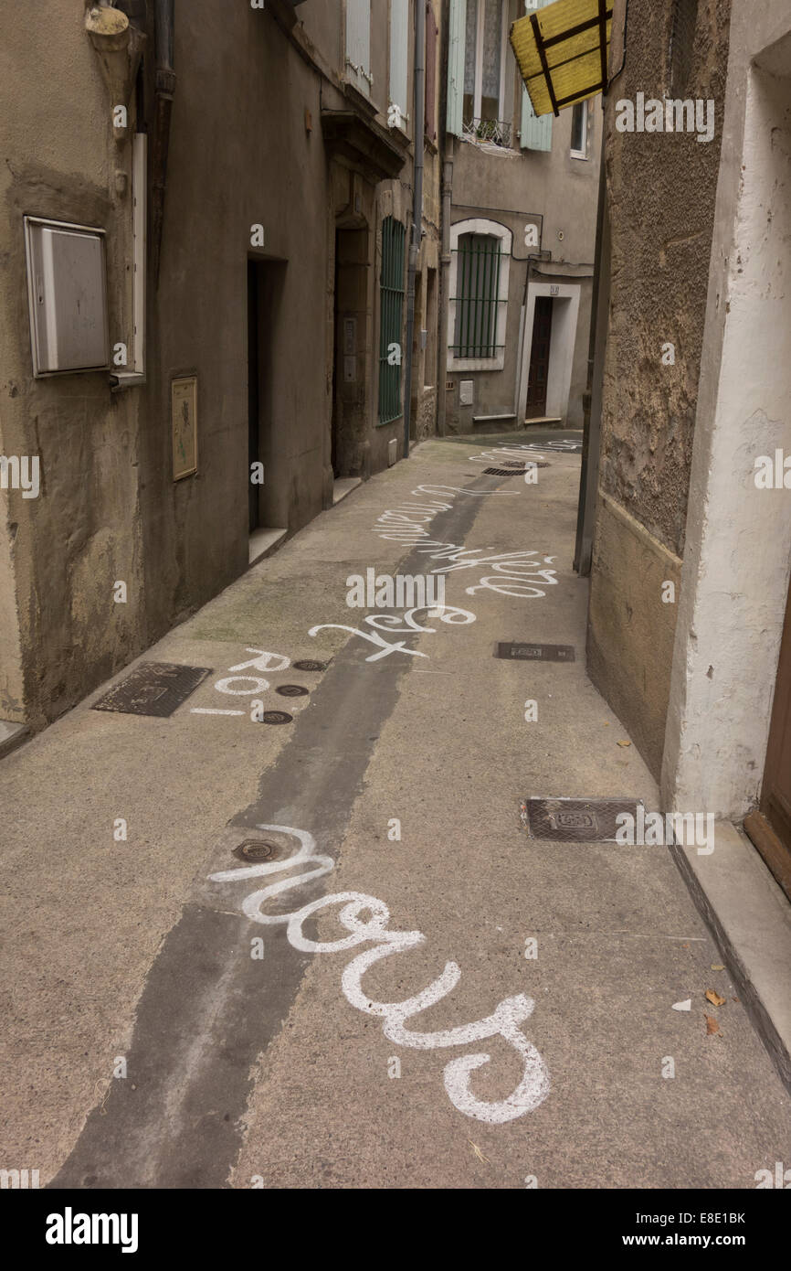 Des poèmes écrits en langue française sur le sol des rues étroites lors des festival de poésie à Lodève Herault Languedoc France Banque D'Images