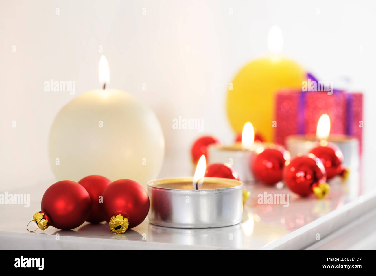 Décorations de Noël avec des boules et des bougies Banque D'Images