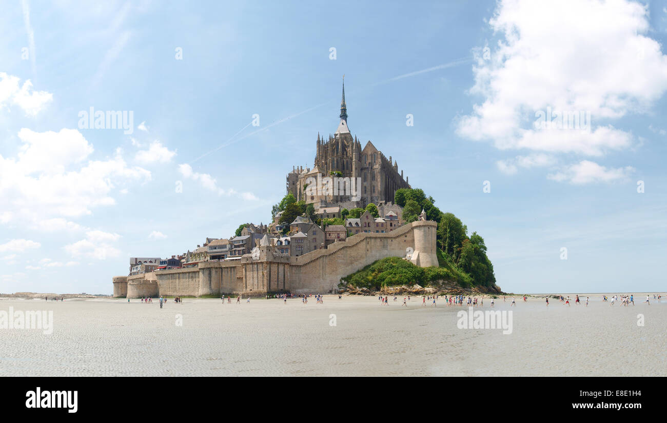 Le Mont St Michel, France le 13 juin 2014 : Abbaye du Mont St Michel. Vue sur l'abbaye des sables à marée basse. Il y a des nations unies Banque D'Images