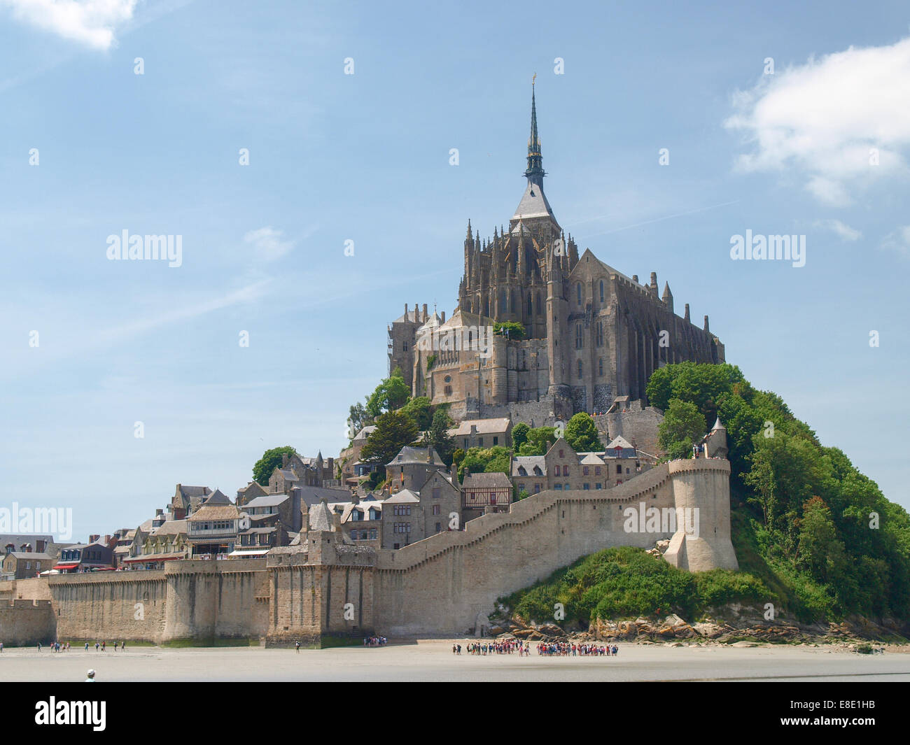 Le Mont St Michel, France le 13 juin 2014 : Abbaye du Mont St Michel. Vue sur l'abbaye des sables à marée basse. Il y a des nations unies Banque D'Images