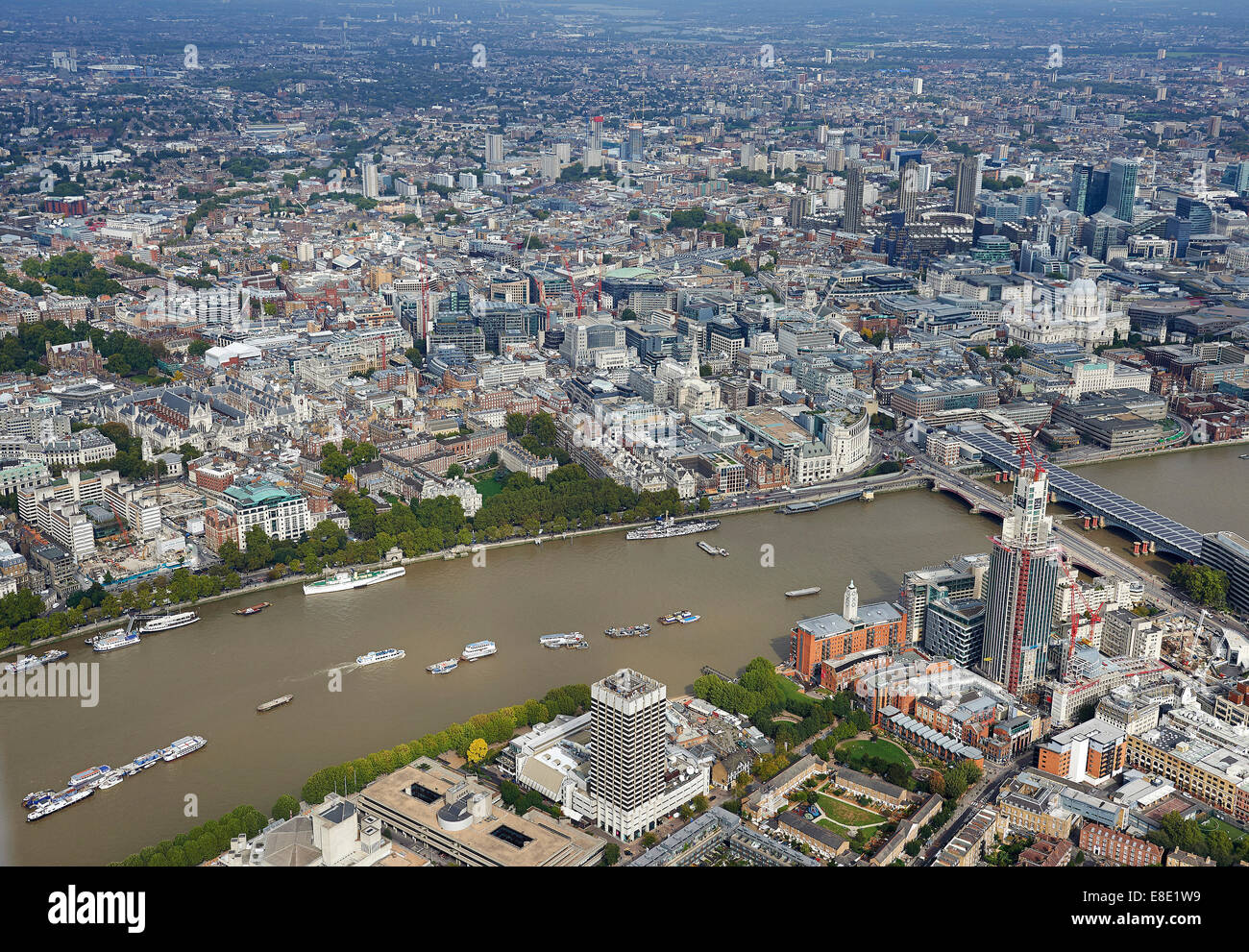 Vue aérienne du centre de Londres, Royaume-Uni. Vue sur la South Bank, avec Oxo Wharfe et le pont Blackfriars sur la droite Banque D'Images