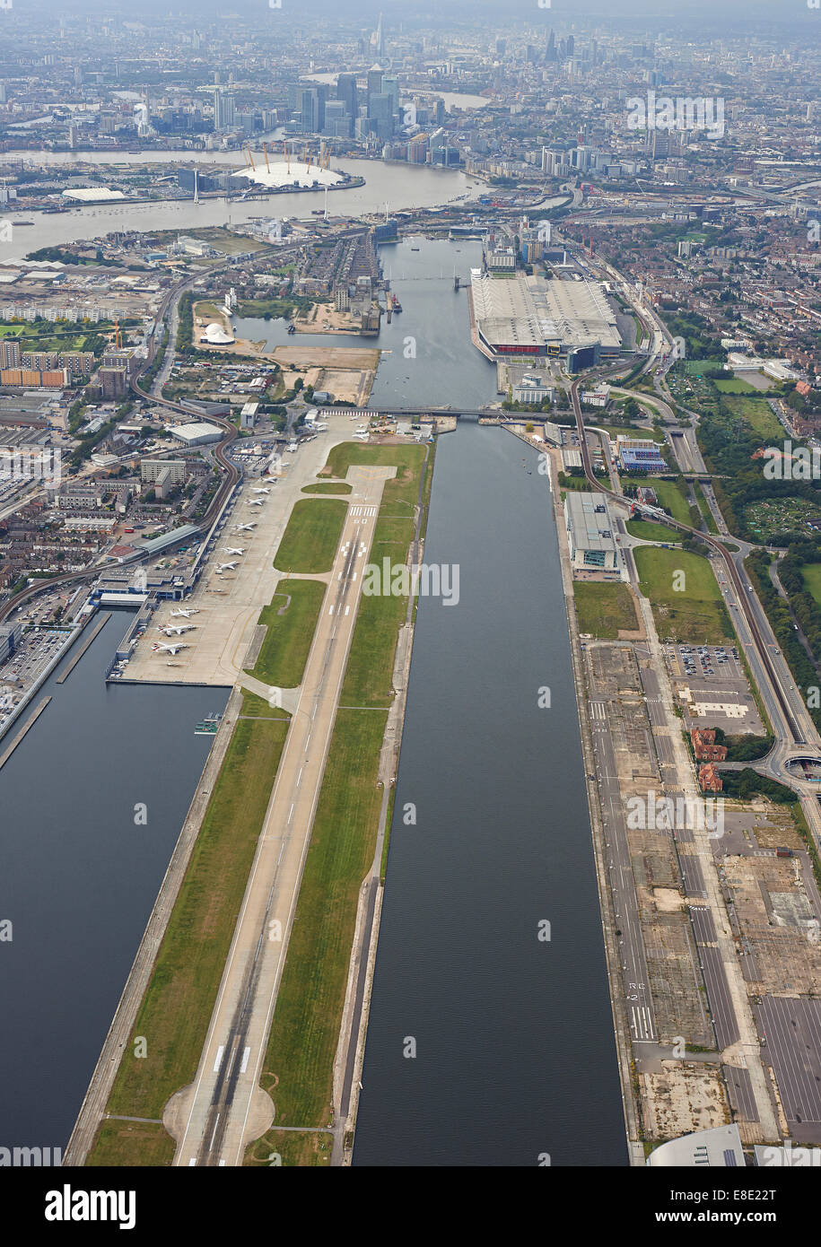 Vue aérienne de l'aéroport de London City, Docklands UK, Canary Wharf derrière Banque D'Images