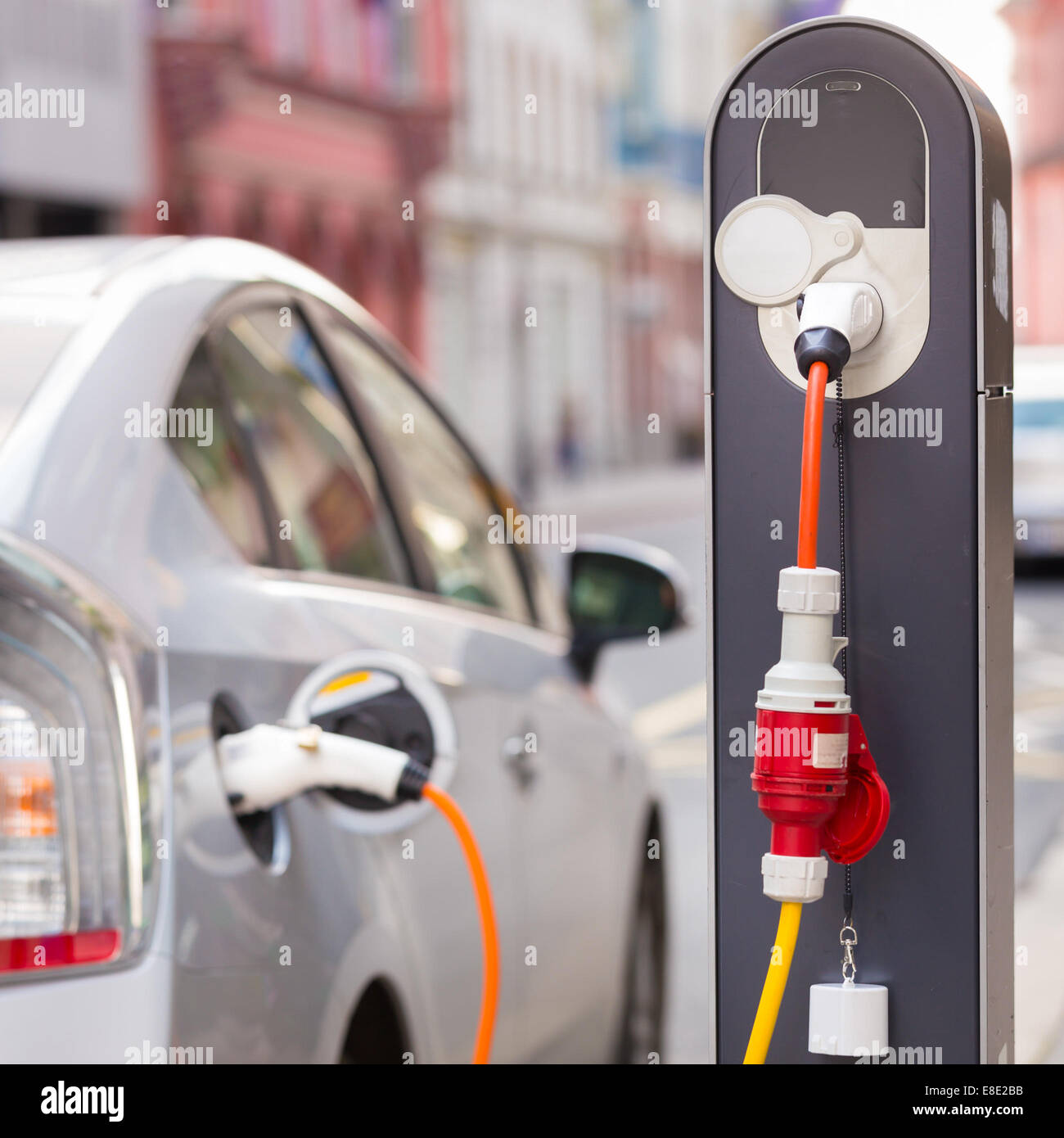 Voiture électrique dans la station de charge. Banque D'Images