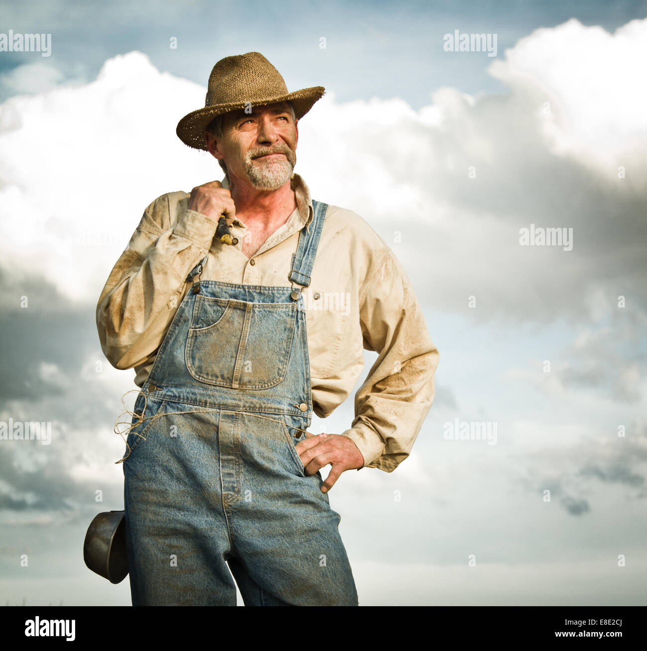 1930 agriculteur l'observation du Soleil Banque D'Images