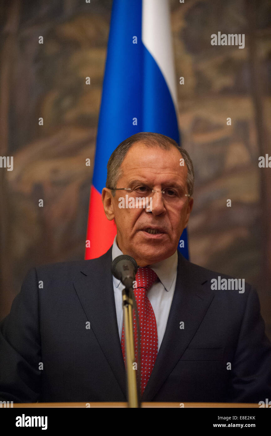 (141006) -- MOSCOU, 6 octobre 2014 (Xinhua) -- le ministre russe des affaires étrangères Sergei Lavrov parle au cours d'une conférence de presse à Moscou, Russie, le 6 octobre 2014.(Xinhua/Dai Tianfang) Banque D'Images