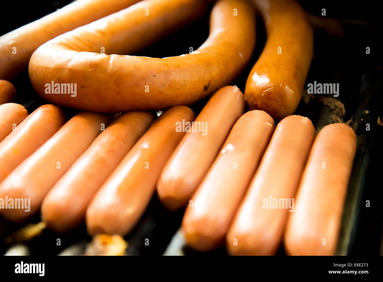 Hot-dogs cuits sur le barbecue grill en plein air Banque D'Images