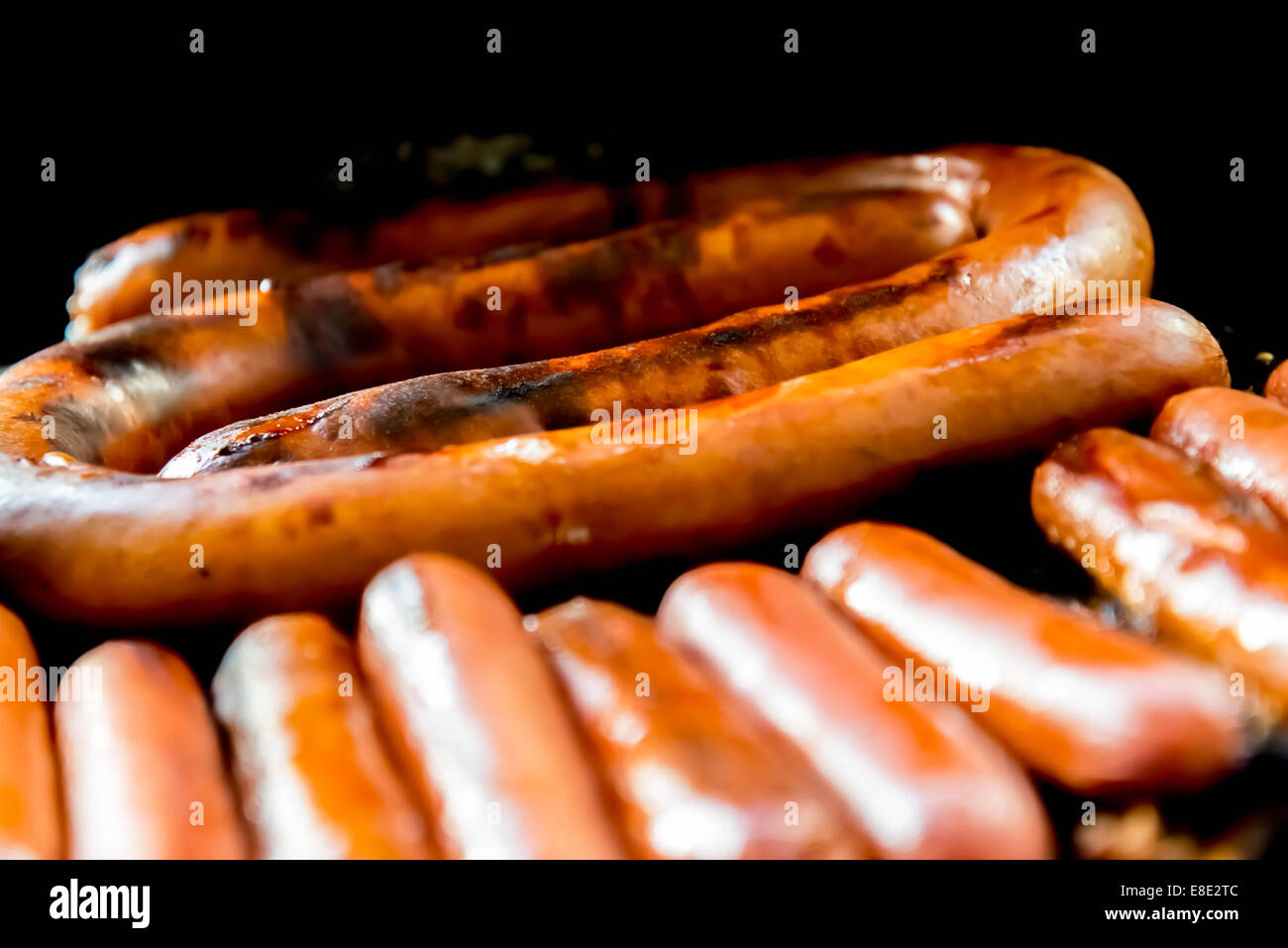 Hot-dogs cuits sur le barbecue grill en plein air Banque D'Images