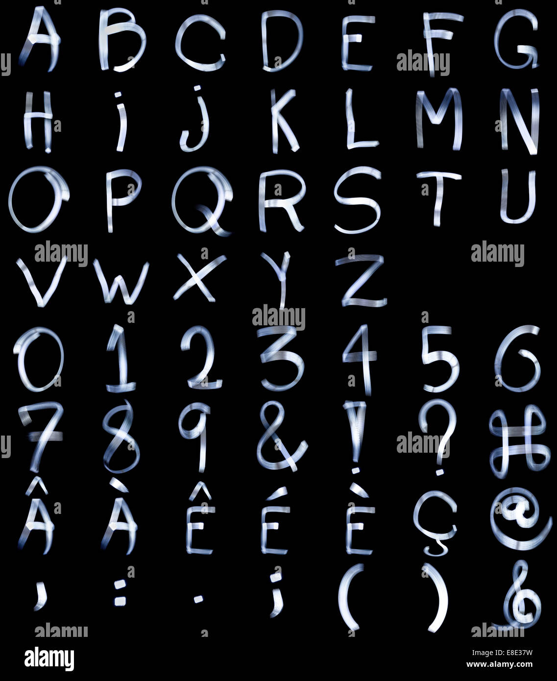 Peinture lumière Alphabets complets avec des caractères spéciaux de la langue française et des chiffres aussi Banque D'Images