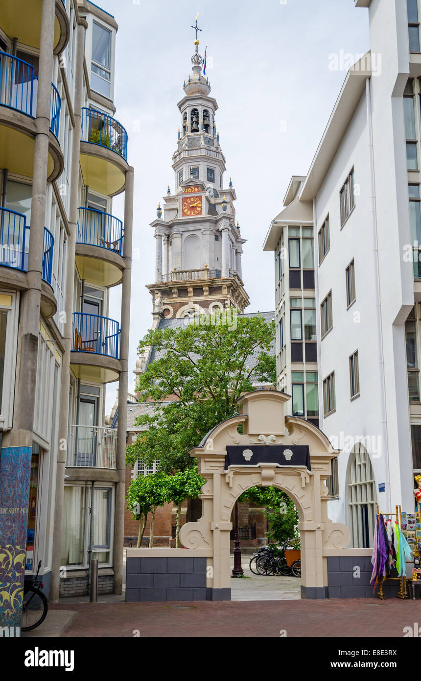 Ville vue sur le clocher de l'ancienne église d'Amsterdam, Hollande Banque D'Images