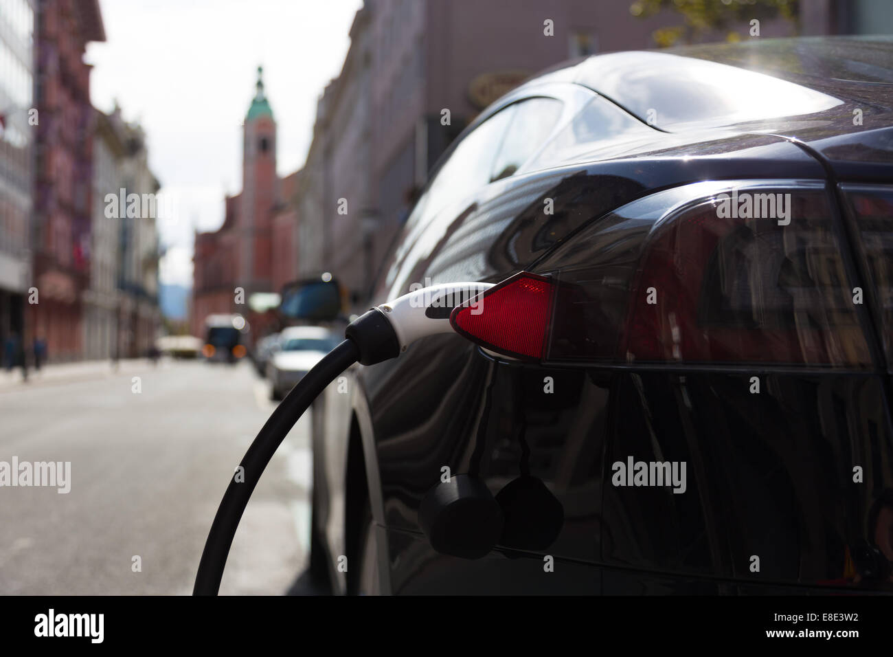 Voiture électrique dans la station de charge. Banque D'Images