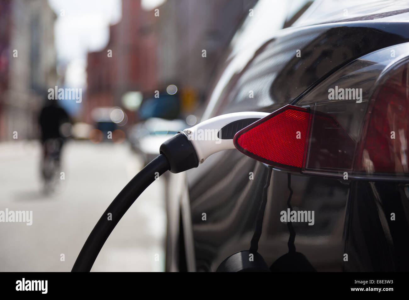 Voiture électrique dans la station de charge. Banque D'Images