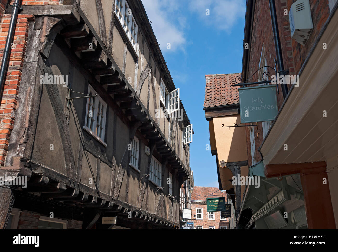 Les bâtiments de près semblent presque toucher dans le centre-ville de Shambles York en été North Yorkshire Angleterre Royaume-Uni GB Grande-Bretagne Banque D'Images
