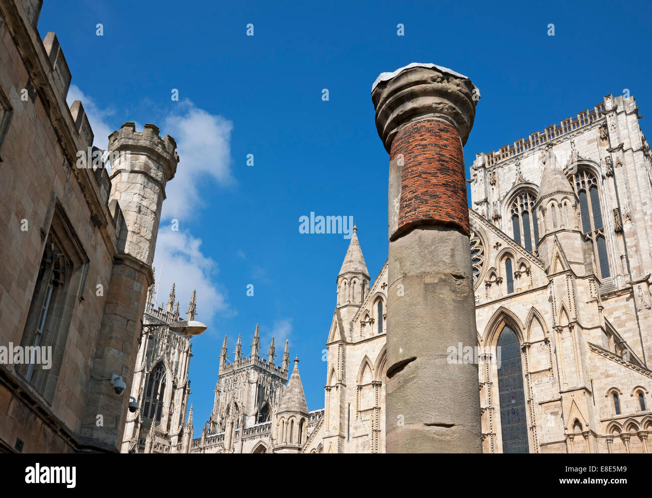 En regardant la colonne romaine et le grès du Minster en été York North Yorkshire England Royaume-Uni GB Grande-Bretagne Banque D'Images