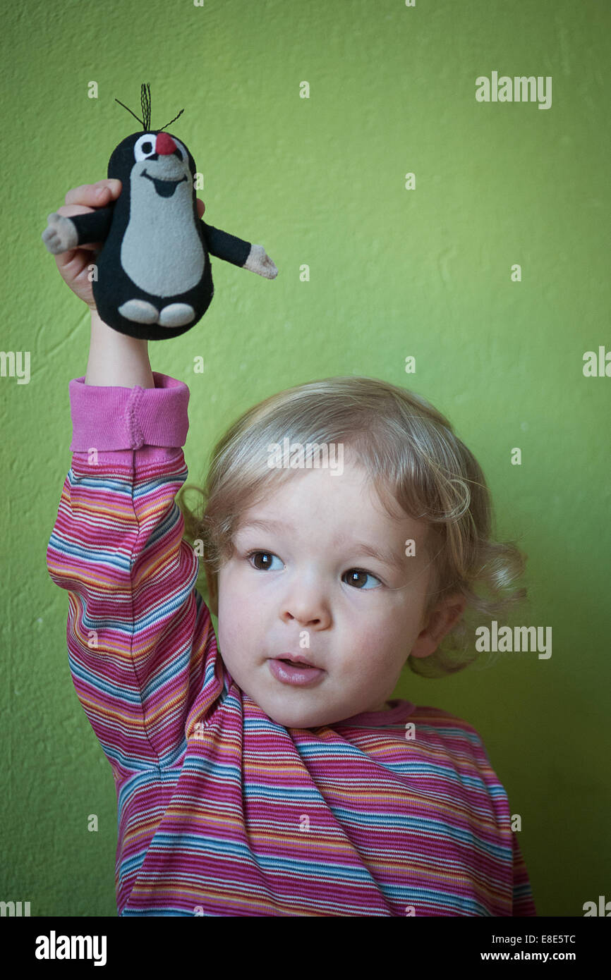 Berlin, Allemagne, petite fille adorable en peluche avec de la petite taupe  Photo Stock - Alamy