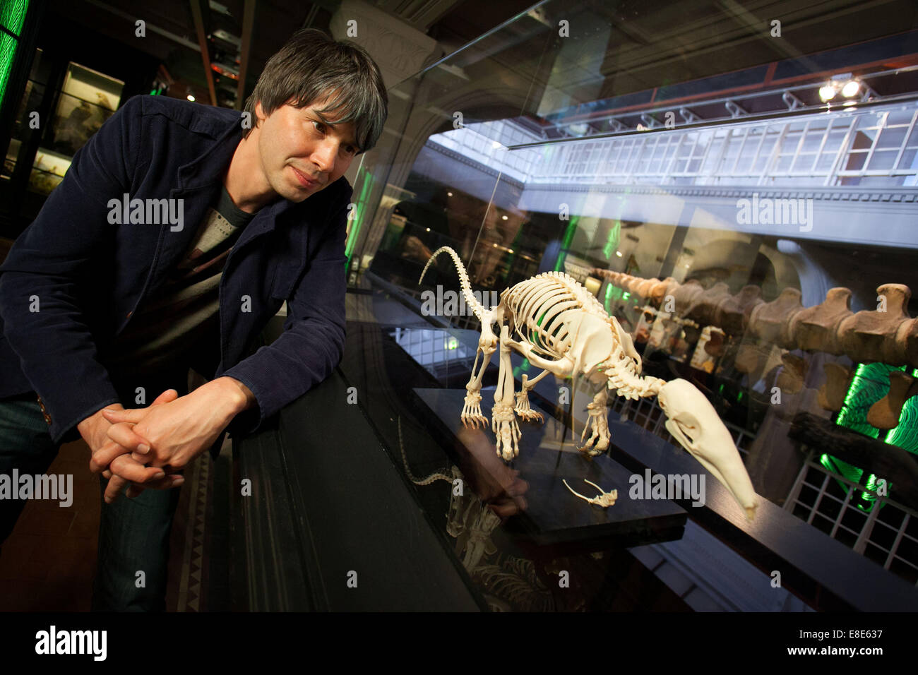 Le professeur Brian Cox pose pour des photos lors d'un photocall pour l'ouverture de la bibliothèque exposition à la nature Manchester Museum Banque D'Images