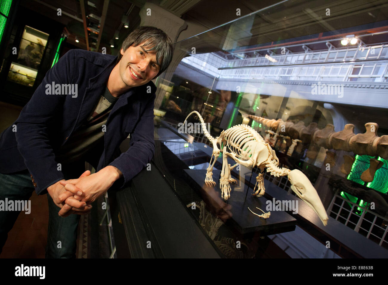 Le professeur Brian Cox pose pour des photos lors d'un photocall pour l'ouverture de la bibliothèque exposition à la nature Manchester Museum Banque D'Images