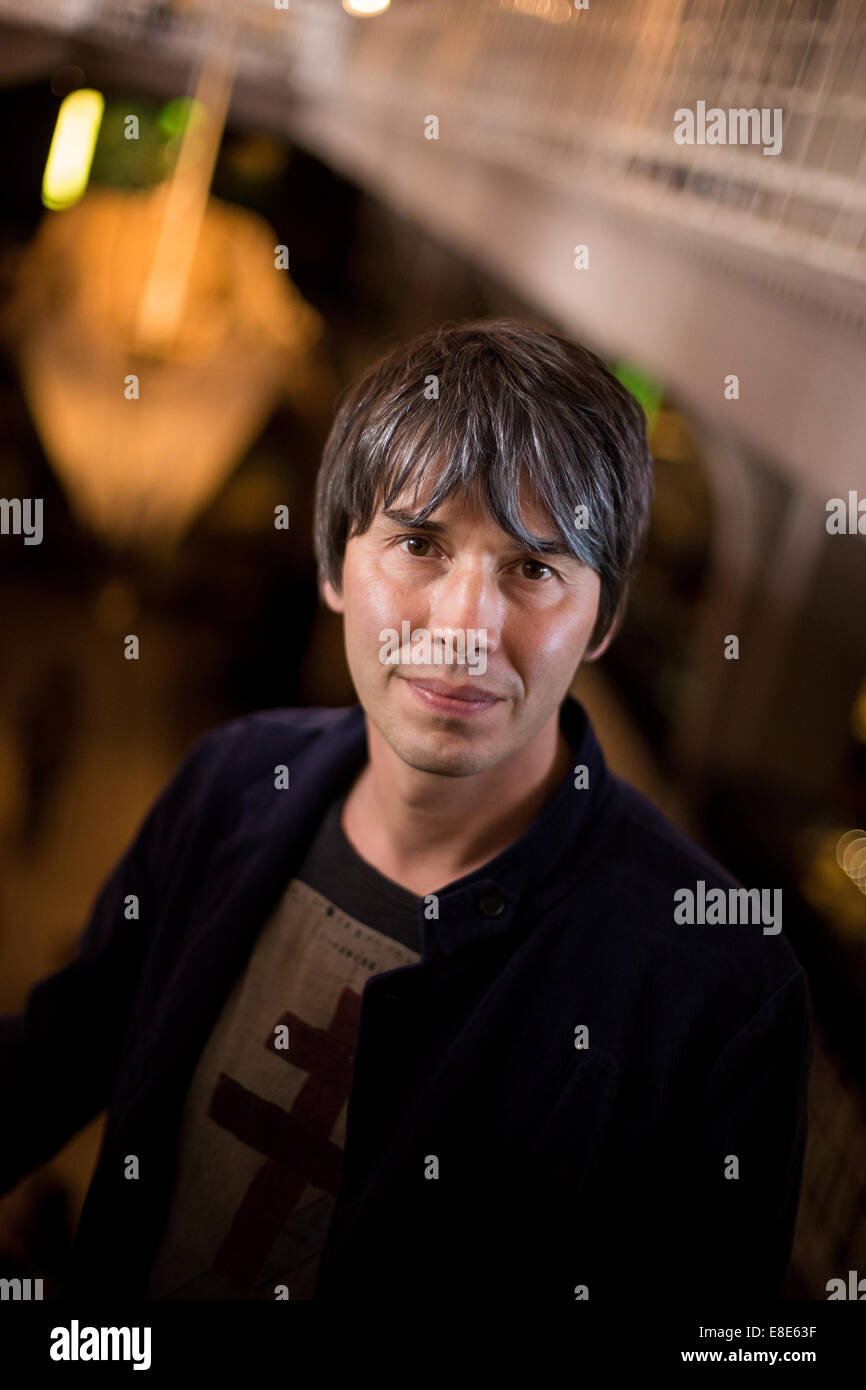 Le professeur Brian Cox pose pour des photos lors d'un photocall pour l'ouverture de la bibliothèque exposition à la nature Manchester Museum Banque D'Images
