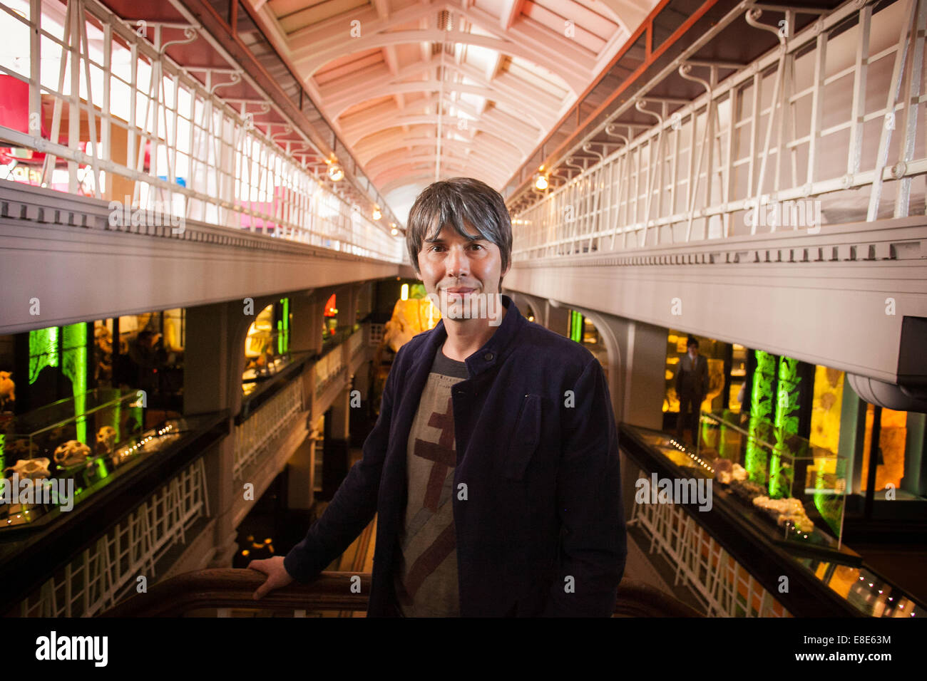 Le professeur Brian Cox pose pour des photos lors d'un photocall pour l'ouverture de la bibliothèque exposition à la nature Manchester Museum Banque D'Images