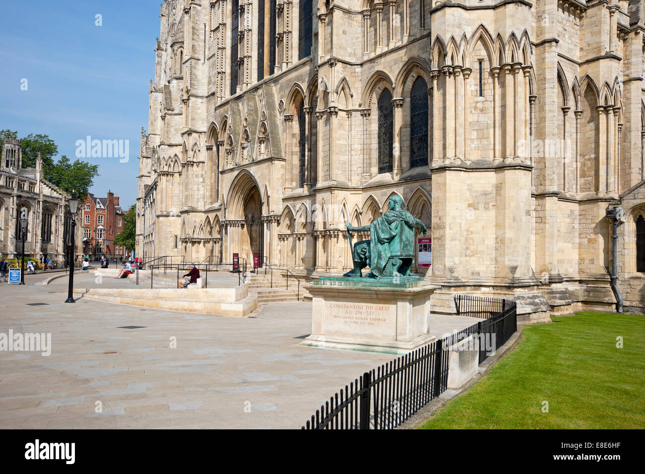 Piazza et South transept du Minster en été York North Yorkshire Angleterre Royaume-Uni GB Grande-Bretagne Banque D'Images