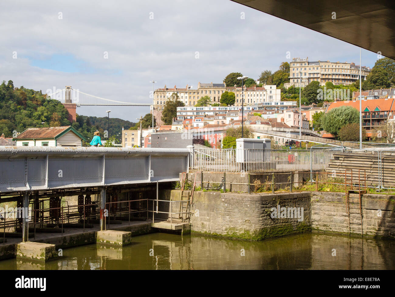 Vue sur le pont suspendu de Clifton et les terrasses et de croissants le port flottant au bassin de Cumberland Banque D'Images