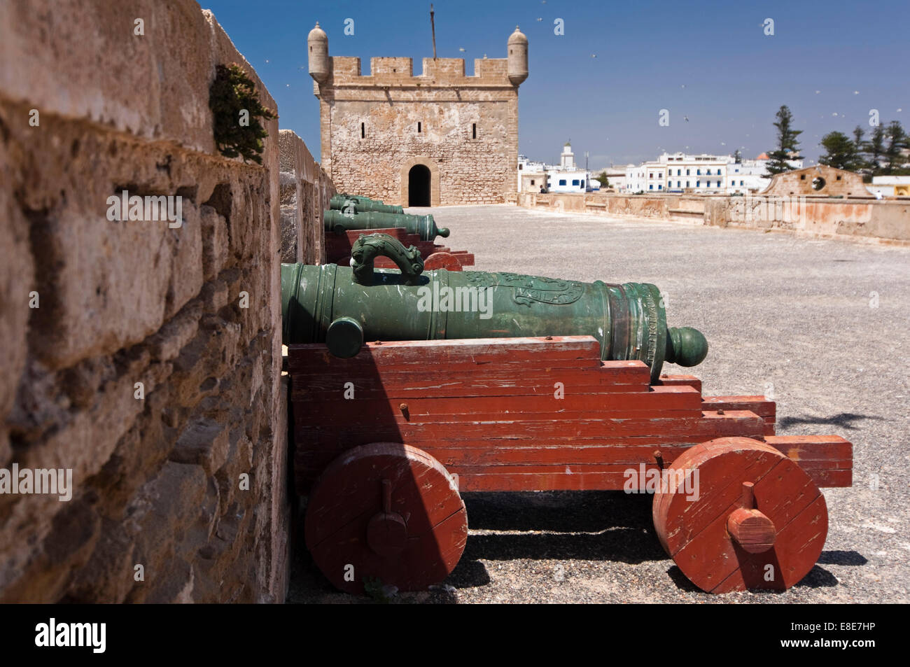 Vue horizontale de la célèbre Dutch canons concernant le port remparts à Essaouira Banque D'Images