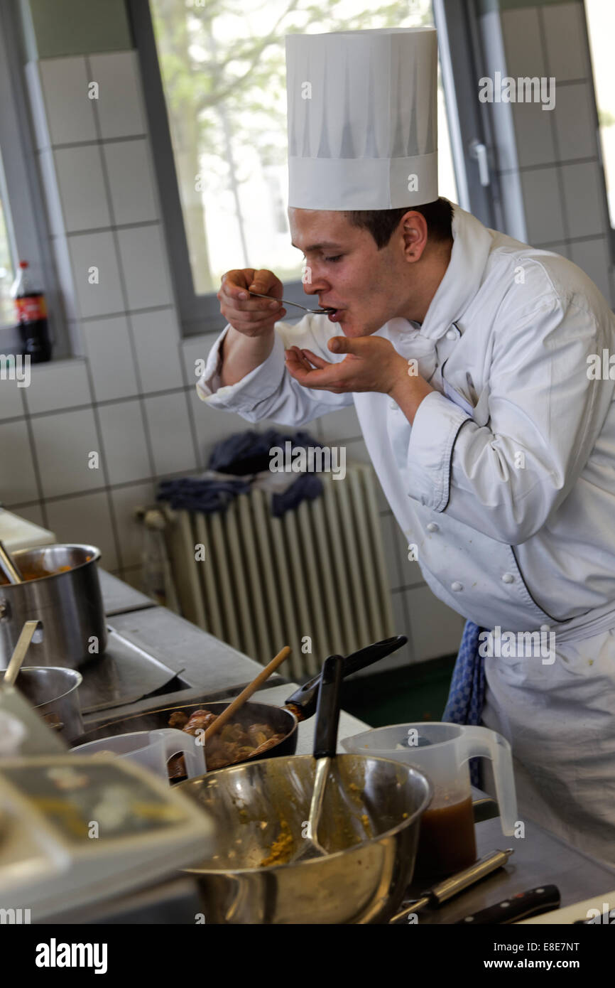 12.04.2014, l'Allemagne, Brandebourg, Teltow - 23. Brandenburgische Jugendmeisterschaften gastgewerblichen dans den Berufen im 2014 Ha Banque D'Images 12.04.2014, l'Allemagne, Brandebourg, Teltow - 23. Brandenburgische Jugendmeisterschaften gastgewerblichen dans den Berufen im 2014 Ha Banque D'Images