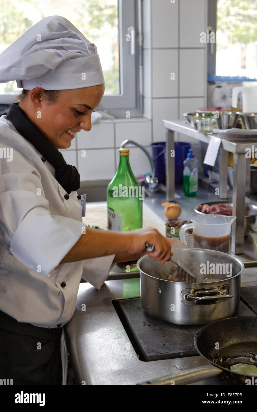 12.04.2014, l'Allemagne, Brandebourg, Teltow - 23. Brandenburgische Jugendmeisterschaften gastgewerblichen dans den Berufen im 2014 Ha Banque D'Images 12.04.2014, l'Allemagne, Brandebourg, Teltow - 23. Brandenburgische Jugendmeisterschaften gastgewerblichen dans den Berufen im 2014 Ha Banque D'Images