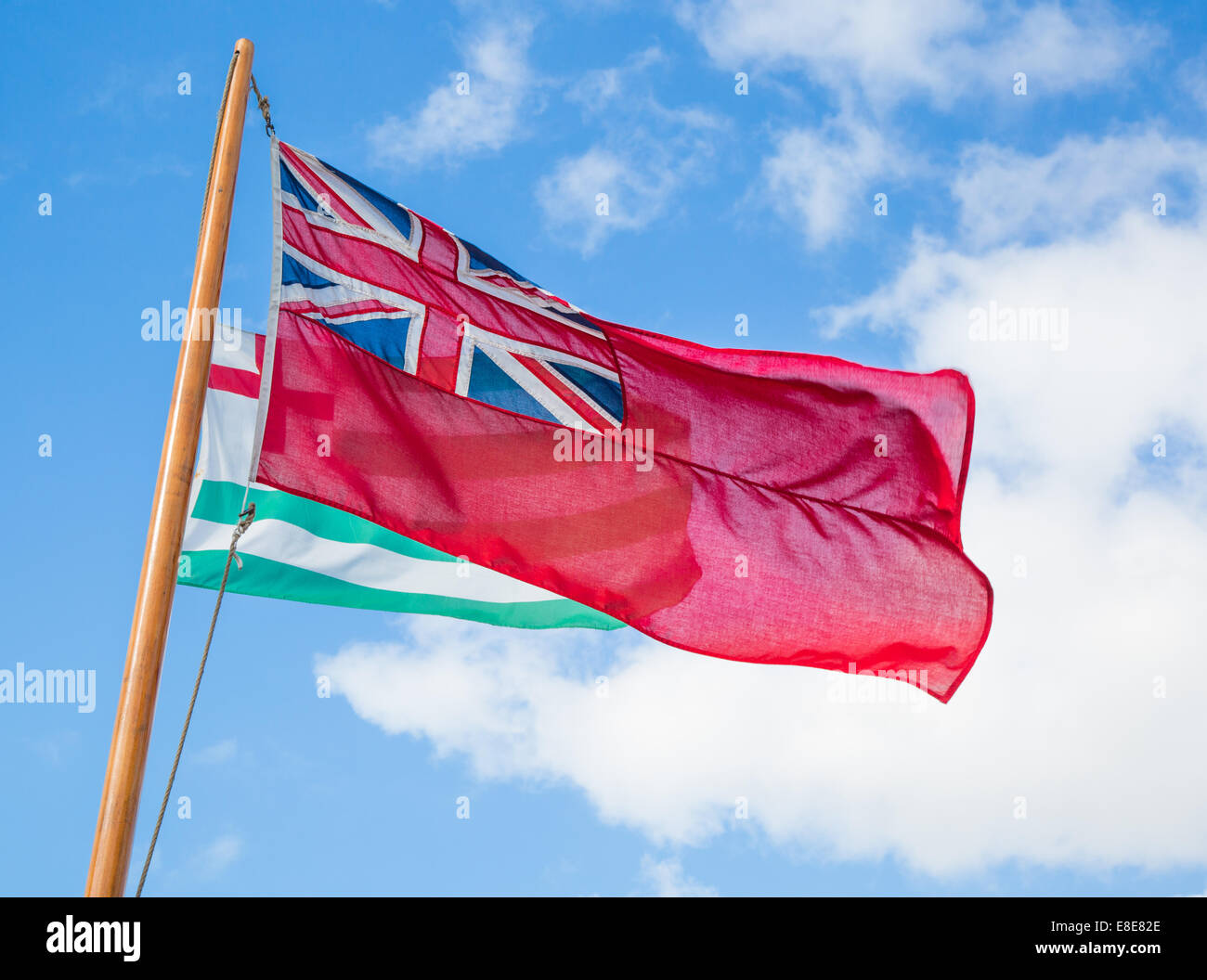 Le Red Ensign ou ' ' Duster rouge d'un drapeau hissé sur le mât d'un bateau à voile Banque D'Images
