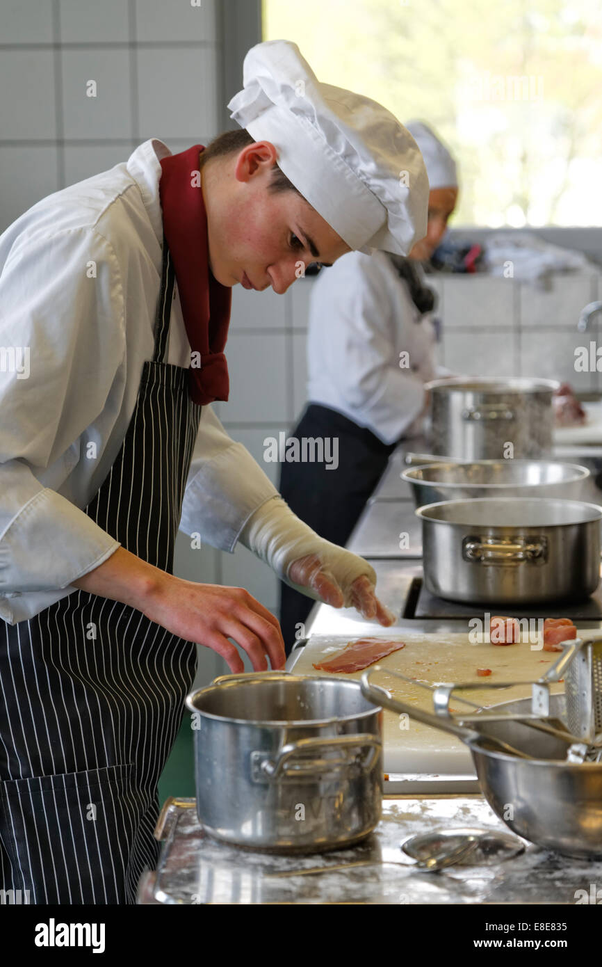 12.04.2014, l'Allemagne, Brandebourg, Teltow - 23. Brandenburgische Jugendmeisterschaften gastgewerblichen dans den Berufen im 2014 Ha Banque D'Images 12.04.2014, l'Allemagne, Brandebourg, Teltow - 23. Brandenburgische Jugendmeisterschaften gastgewerblichen dans den Berufen im 2014 Ha Banque D'Images