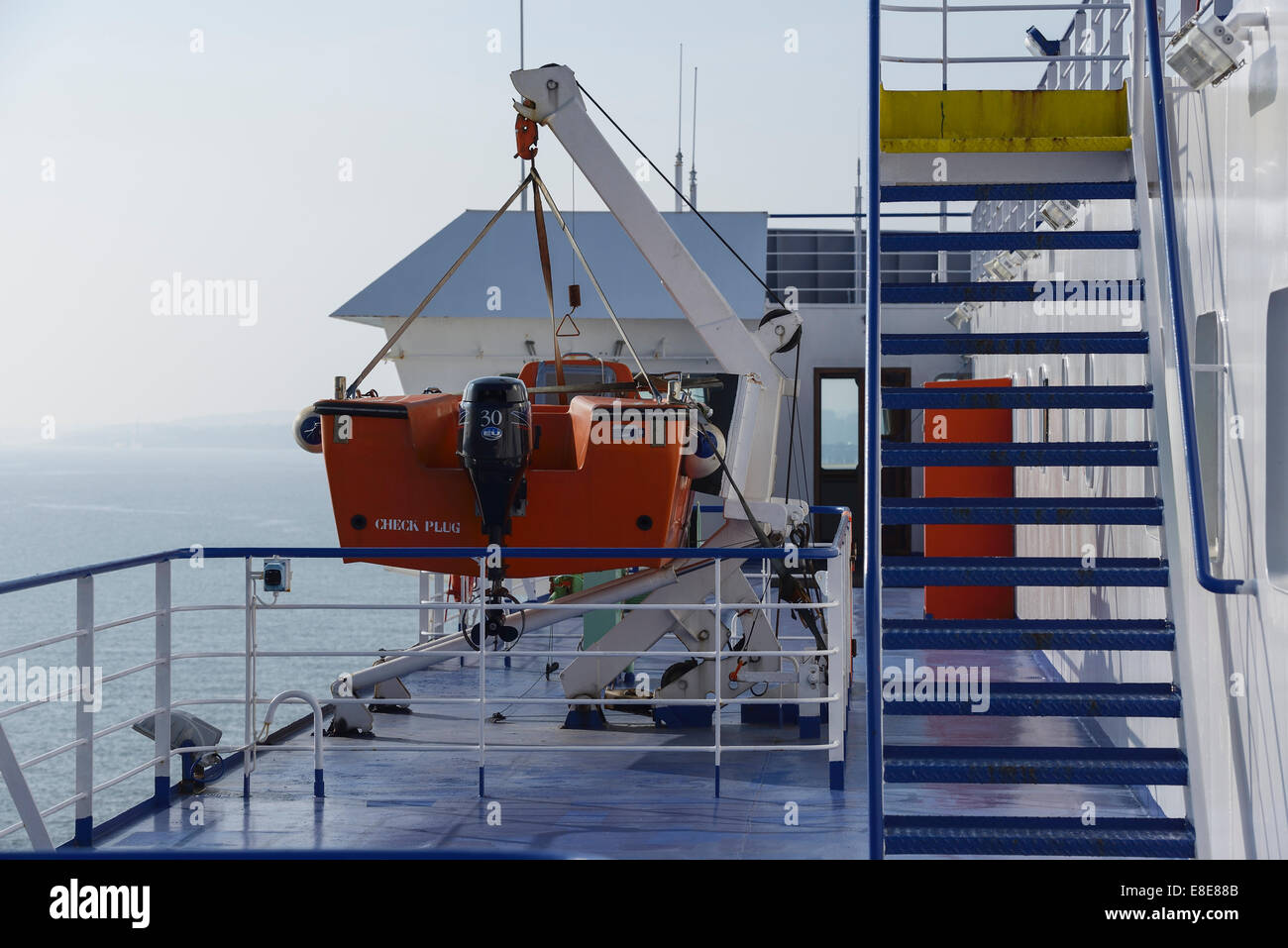 Bateau de sauvetage sur le pont du ferry Stena Mersey Mer d'Irlande Banque D'Images
