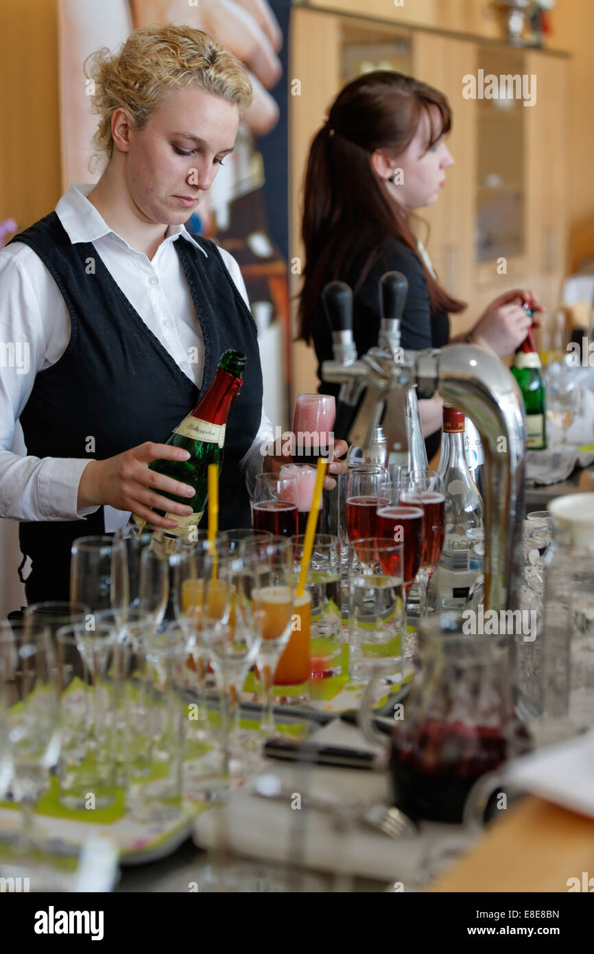 12.04.2014, l'Allemagne, Brandebourg, Teltow - 23. Brandenburgische Jugendmeisterschaften gastgewerblichen dans den Berufen im 2014 Ha Banque D'Images 12.04.2014, l'Allemagne, Brandebourg, Teltow - 23. Brandenburgische Jugendmeisterschaften gastgewerblichen dans den Berufen im 2014 Ha Banque D'Images