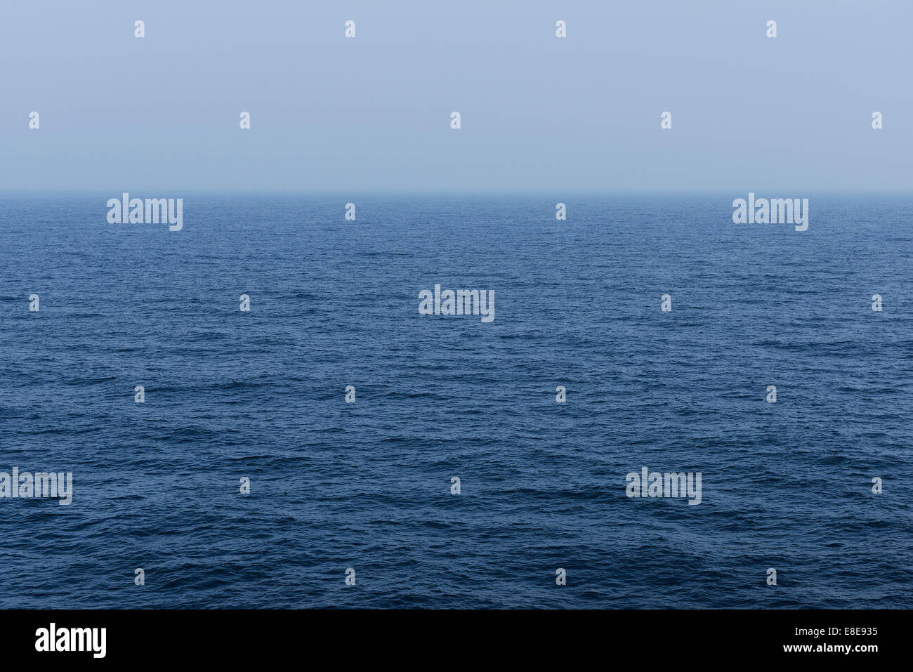 Le calme bleu de la mer et un horizon brumeux Banque D'Images