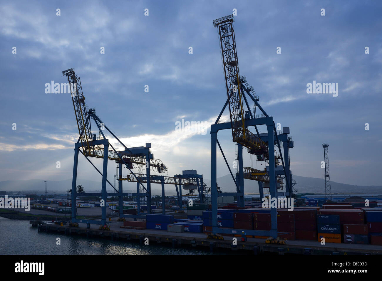 Portiques et des conteneurs de transport à Belfast docks UK Banque D'Images