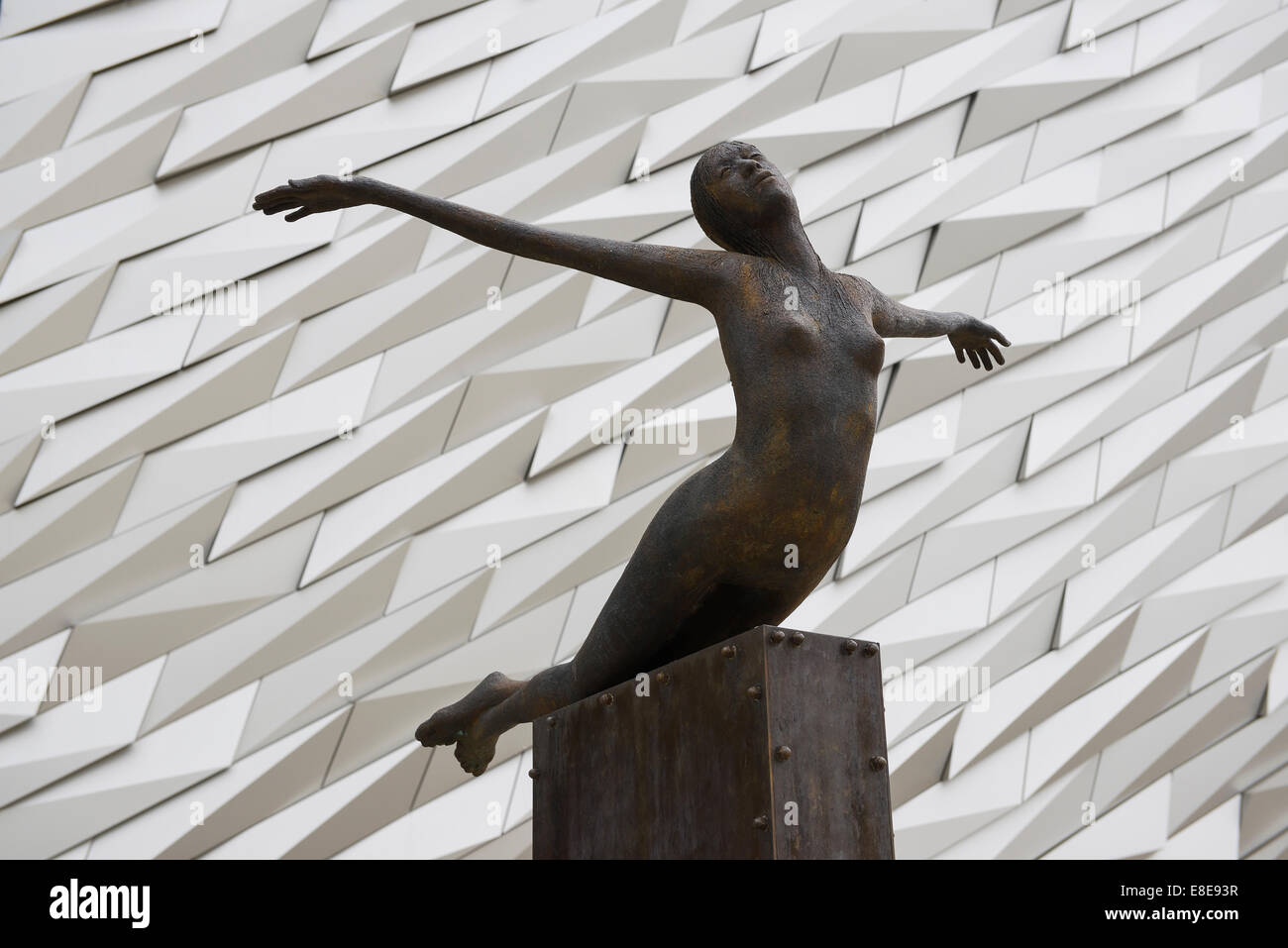 La sculpture Titanica par Rowan Gillespie en dehors de Titanic Belfast Banque D'Images