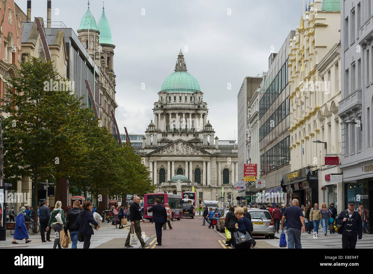 Une rue commerçante principale à la recherche vers l'hôtel de ville dans le centre-ville de Belfast Banque D'Images