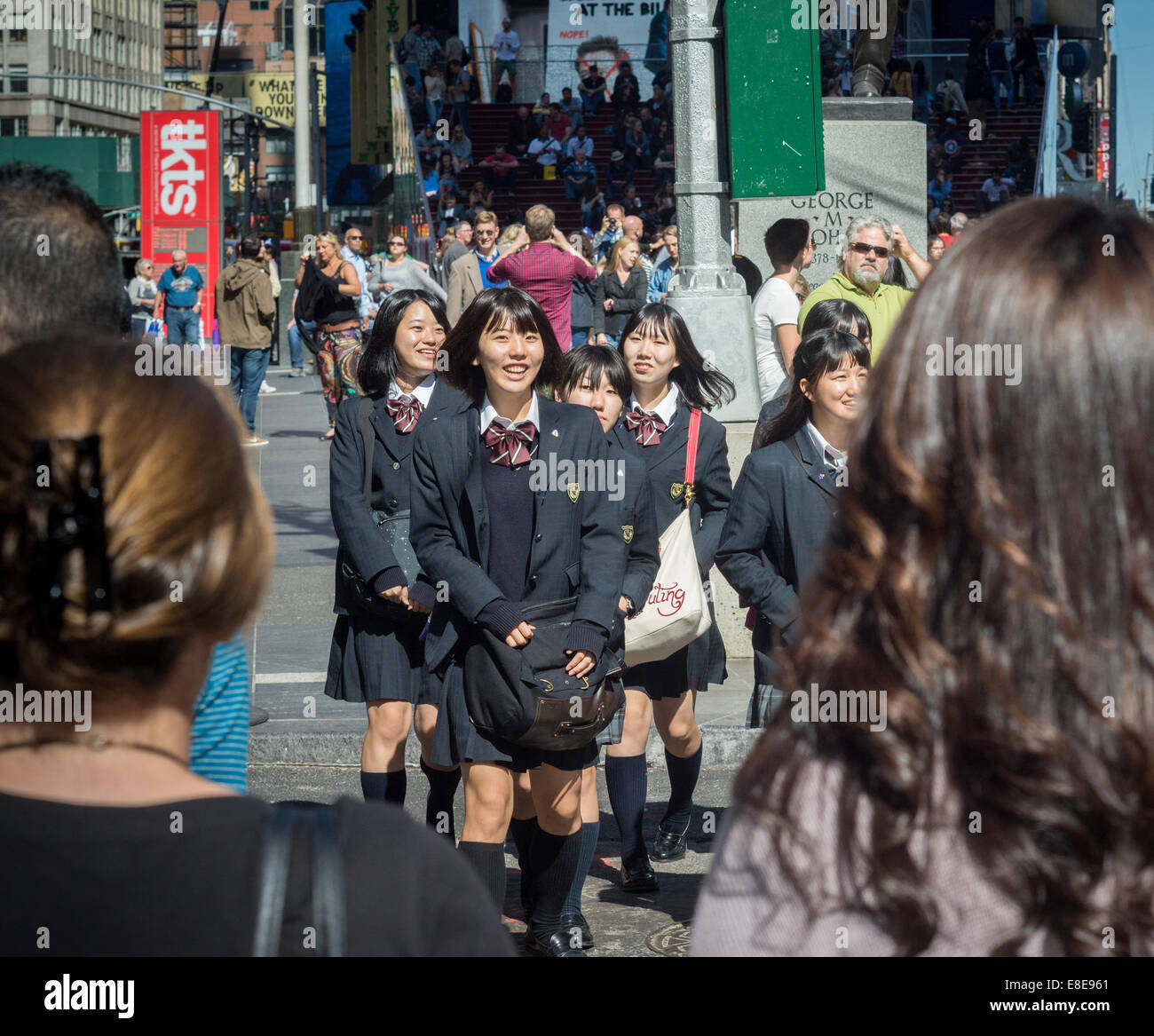 Groupe d'écolières japonaises en uniforme à Times Square à New York, le vendredi 3 octobre 2014. (© Richard B. Levine) Banque D'Images