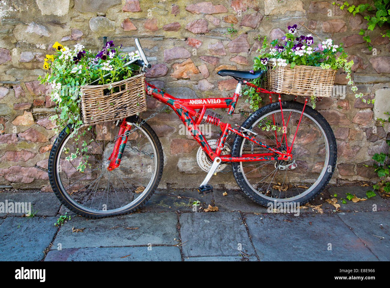 Location rouge avant et arrière avec l'osier paniers utilisés que des semoirs sur la chaussée à l'Ambra Vale dans la région de condensats chauds de Bristol U Banque D'Images