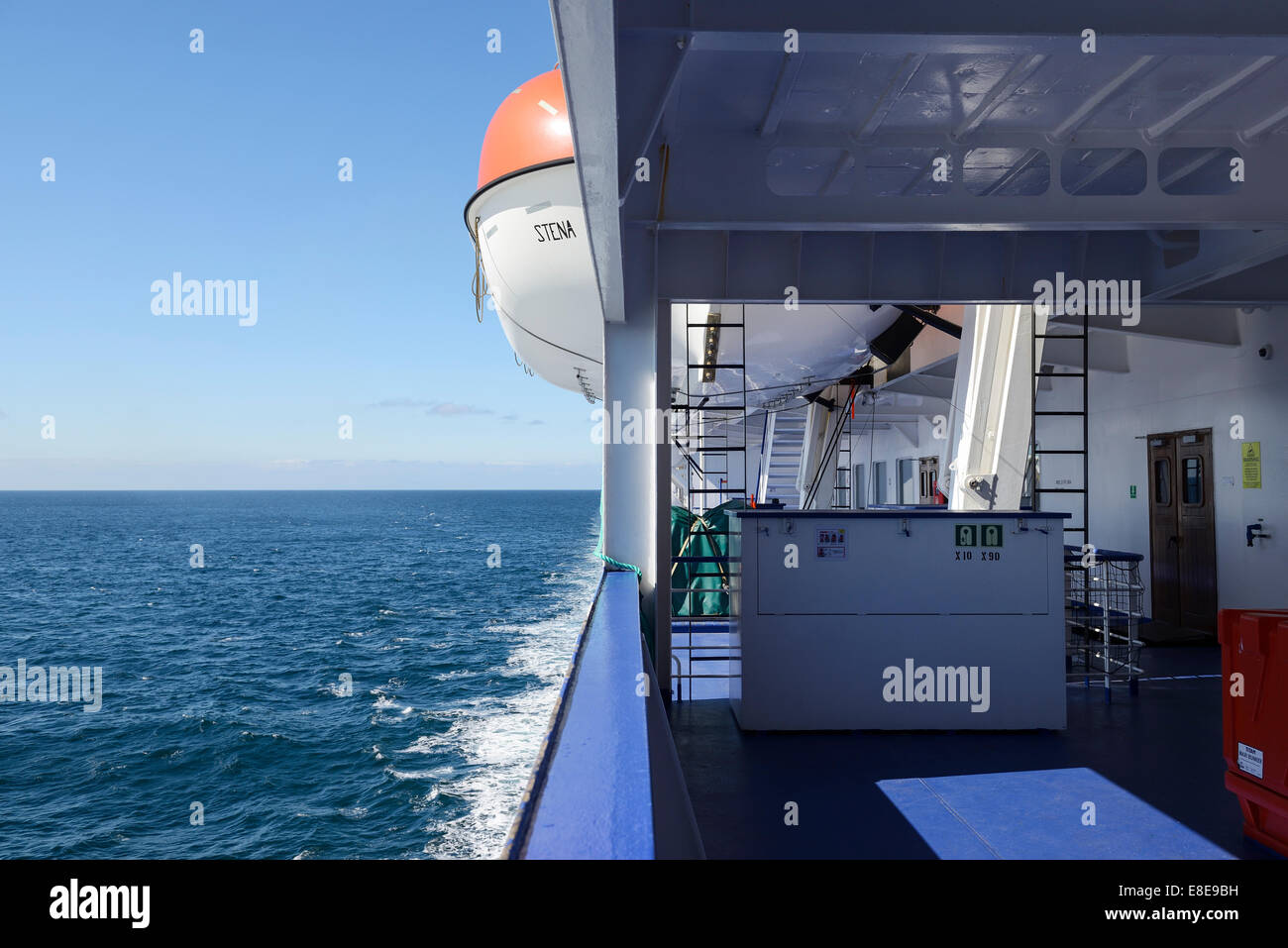 La vue depuis le pont du ferry Stena Lagan, mer d'Irlande Banque D'Images