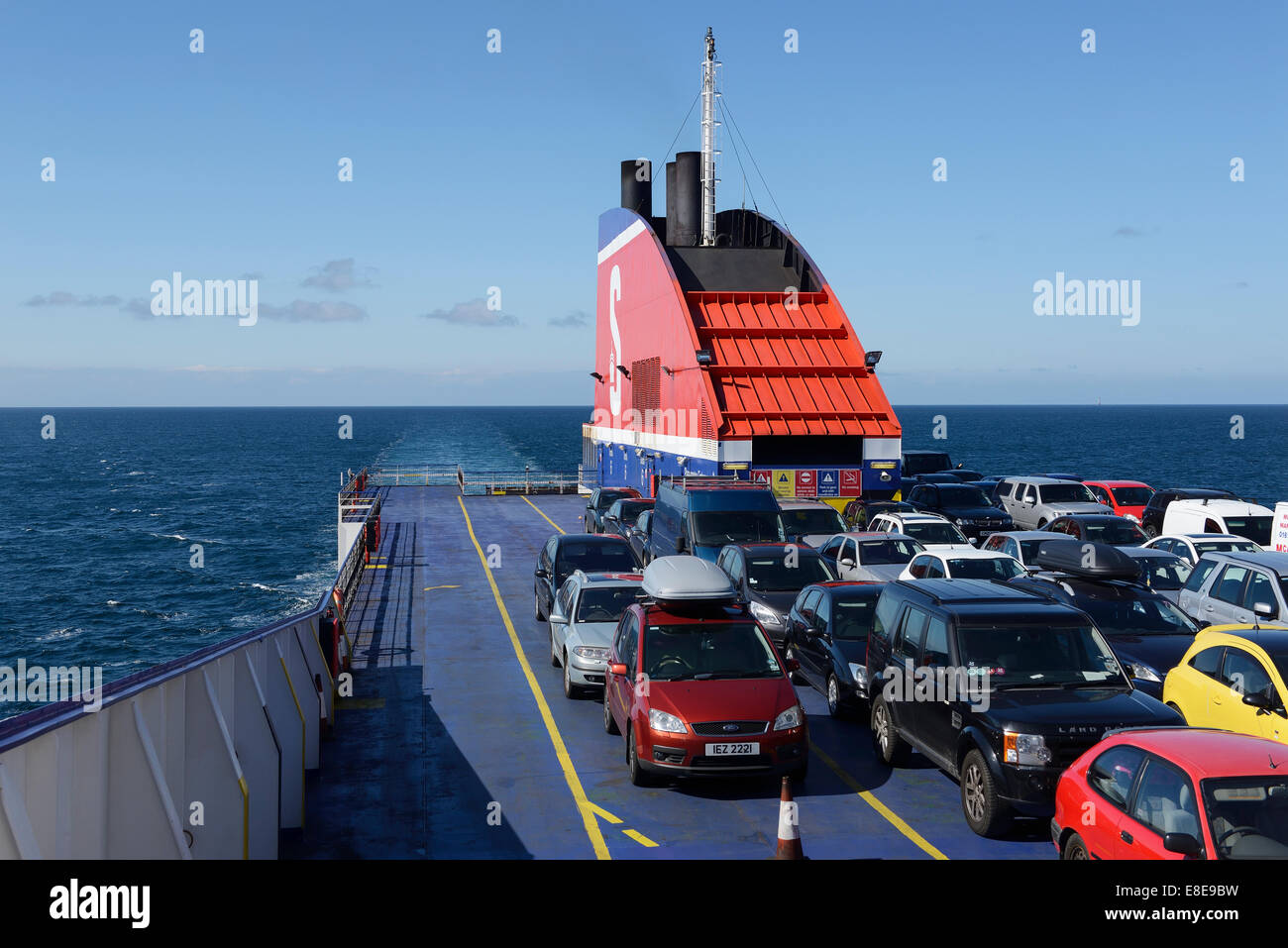 Une voiture ouverte aux côtés de pont l'entonnoir sur un ferry de la Mer Irlandaise Stena Banque D'Images
