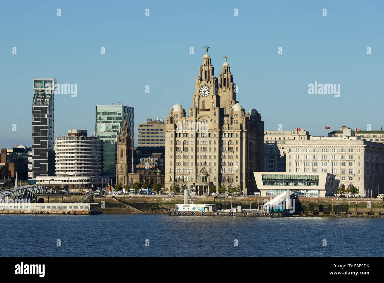 Le foie s'appuyant sur le front de mer de Liverpool Banque D'Images