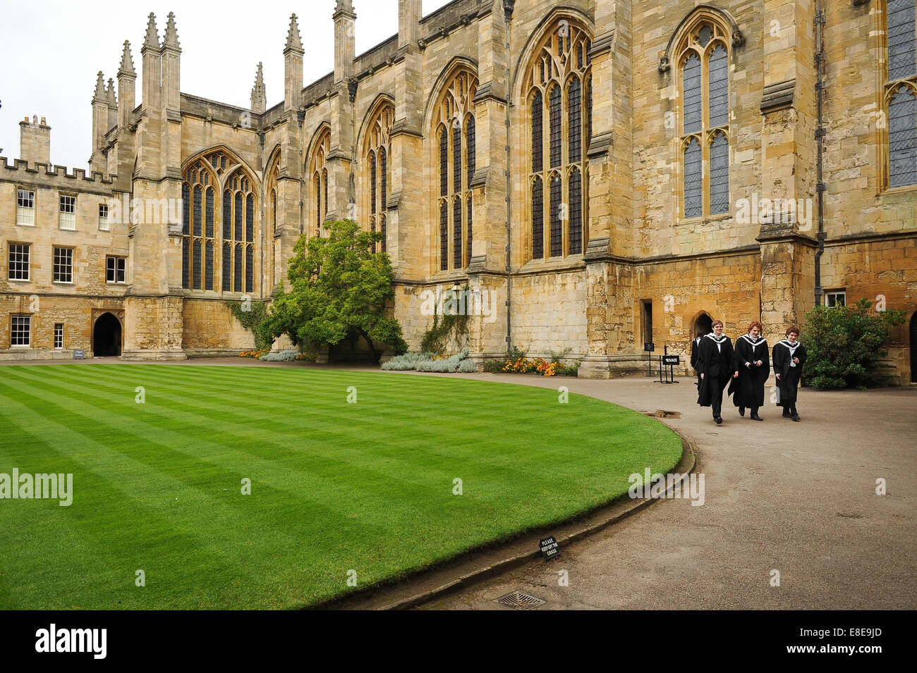 3 diplômés portant des robes sub fusc marchant dans le quad à l'intérieur du New College Oxford, qui fait partie de l'Université d'Oxford, Royaume-Uni Banque D'Images 3 diplômés portant des robes sub fusc marchant dans le quad à l'intérieur du New College Oxford, qui fait partie de l'Université d'Oxford, Royaume-Uni Banque D'Images