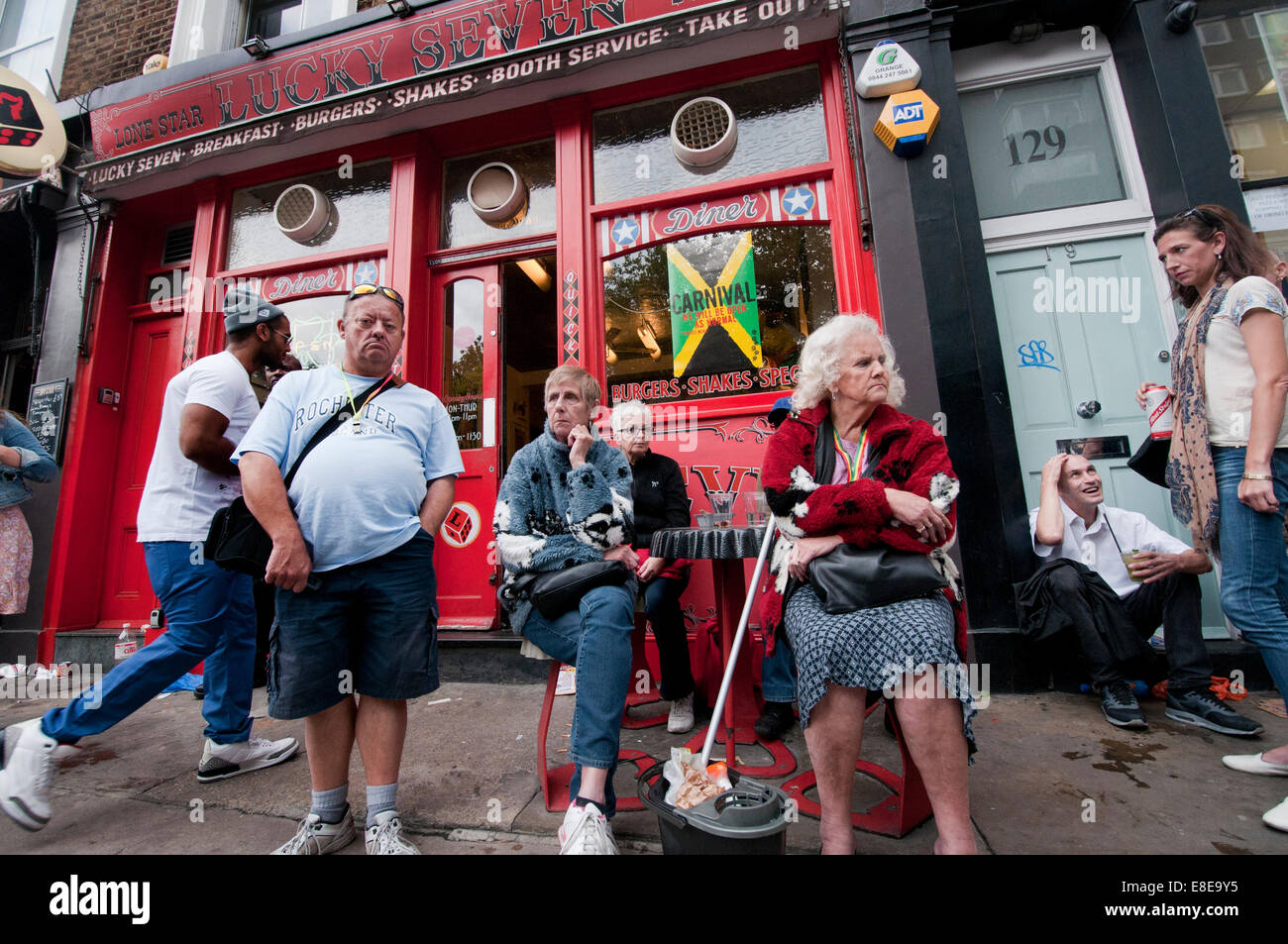 Amusant les gens assis à l'extérieur d'un petit restaurant de Notting Hill Londres Banque D'Images